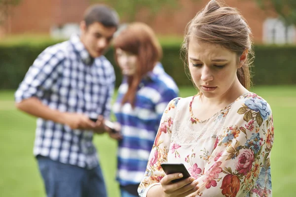 Tienermeisje slachtoffer van pesten door SMS-bericht — Stockfoto