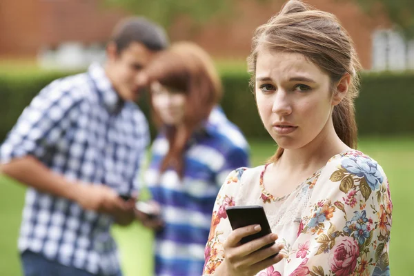 Adolescenta fata victima de bullying de text mesagerie — Fotografie, imagine de stoc