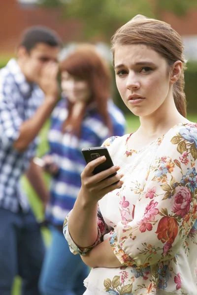 Dospívající dívka obětí šikany znění na mobilním telefonu — Stock fotografie