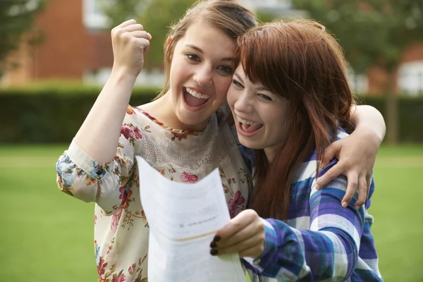 Les adolescentes célèbrent le bon résultat de l'examen — Photo