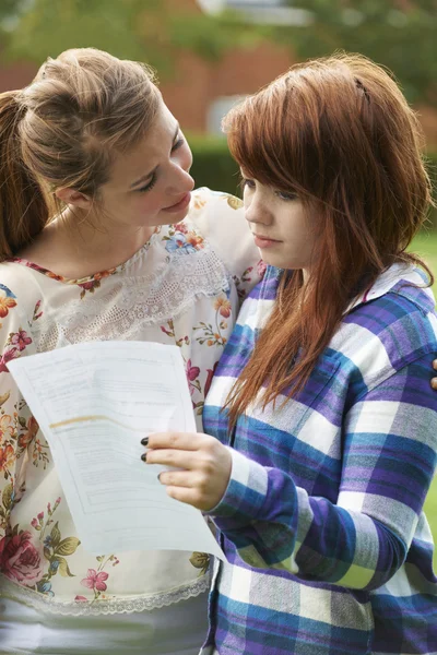 Adolescent fille consoles ami sur mauvais examen résultat — Photo