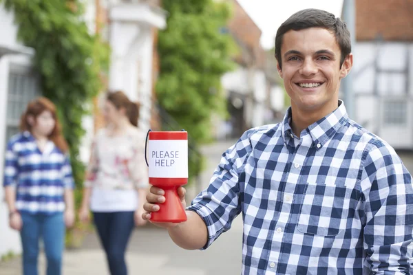 Teenager sammelt für guten Zweck auf der Straße — Stockfoto