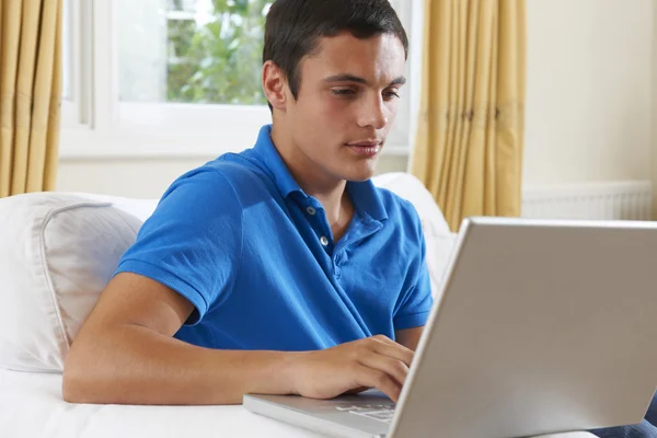 Genç çocuk evde laptop kullanma endişeli — Stok fotoğraf