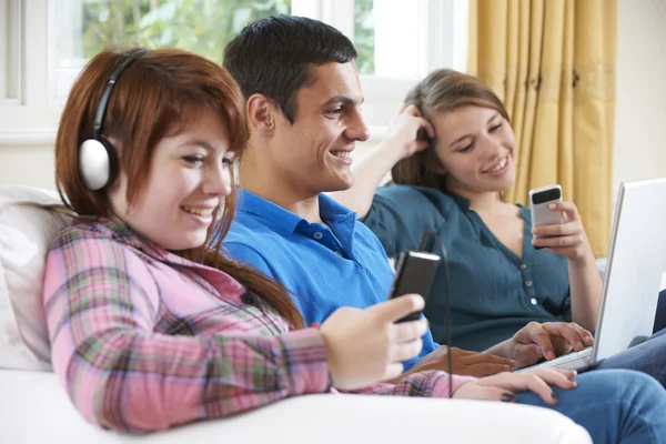 Εφηβική παρέα χρησιμοποιώντας ψηφιακή τεχνολογία στο σπίτι — Φωτογραφία Αρχείου