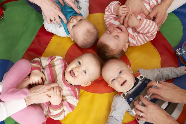 Bovenaanzicht van baby's plezier op kwekerij Playgroup — Stockfoto