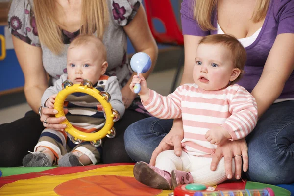 Moeders en kinderen bij Music Group — Stockfoto