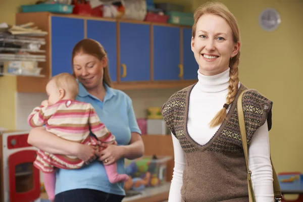 Mutter lässt kleine Tochter im Kinderzimmer ab — Stockfoto