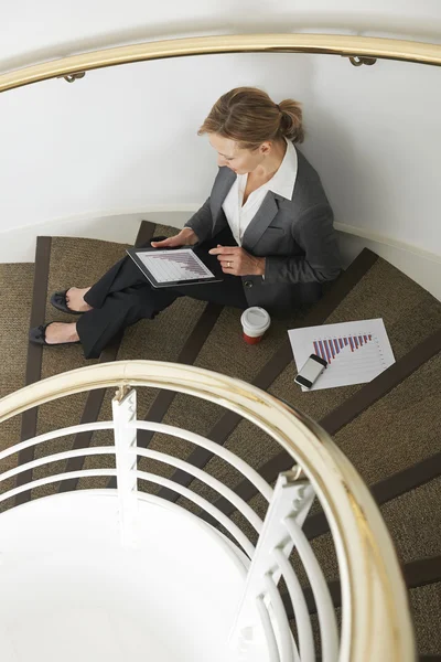 Businesswoamn tabletta számítógép lépcsőn ül — Stock Fotó