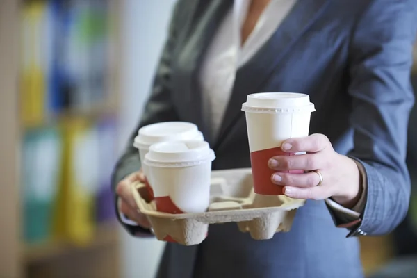 Geschäftsfrau mit Kaffee zum Mitnehmen — Stockfoto