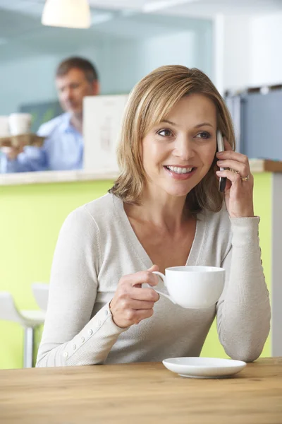 Kvinnan talar i mobiltelefon i Coffee Shop — Stockfoto