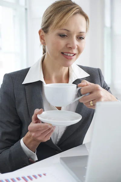 Forró itallal pultnál dolgozó női ügyvezető — Stock Fotó