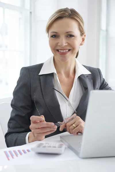 Zakenvrouw bezig met Laptop aan balie — Stockfoto