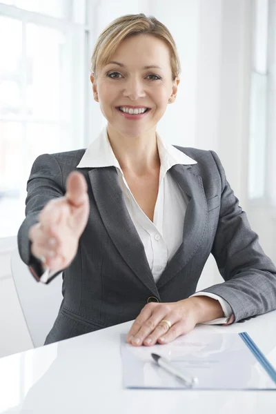 Vrouwelijke zakenvrouw uitbreiding Hand In groet — Stockfoto