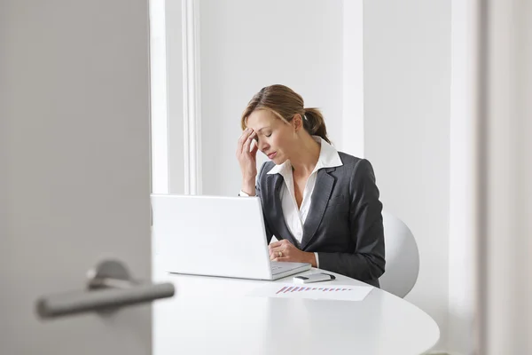 Femme d'affaires stressée travaillant dans le bureau — Photo