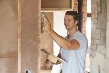 Duvarda çalışma sıvacı