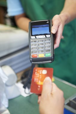 Ödeme kredi kartı makineye süpermarkette kullanarak müşteri