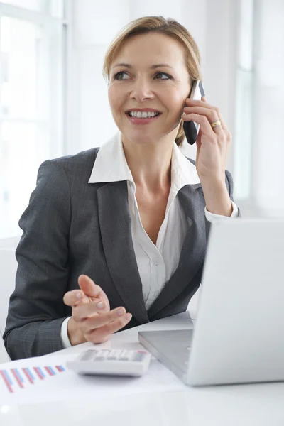 Zakenvrouw werken bij het Bureau praten op mobiele telefoon — Stockfoto