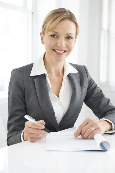 Zakenvrouw ondertekening document — Stockfoto