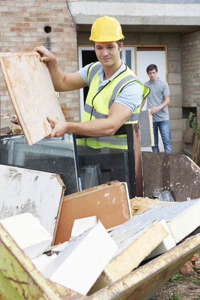 Byggherre som lägger avfall i soporna Skip to Rubbish — Stockfoto