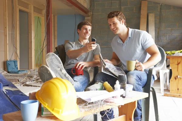 Bauarbeiter entspannen sich in der Pause auf Baustelle — Stockfoto