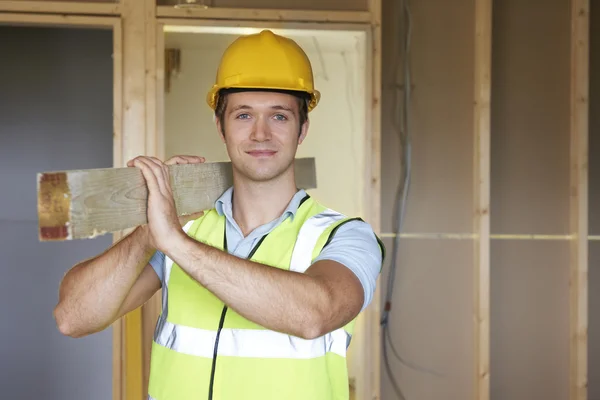 Byggare som bär timern på byggarbetsplatsen — Stockfoto