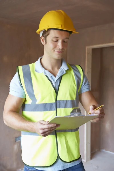 Inspector de Edificios Mirando Nueva Propiedad — Foto de Stock