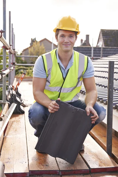 Bauarbeiter arbeitet am Dach des Neubaus — Stockfoto