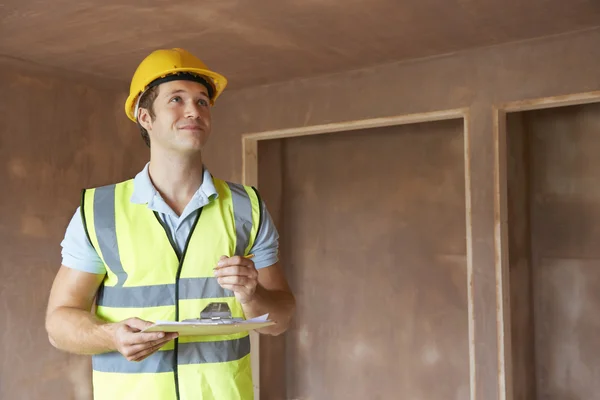 Building Inspector Looking At New Property — Stock Photo, Image