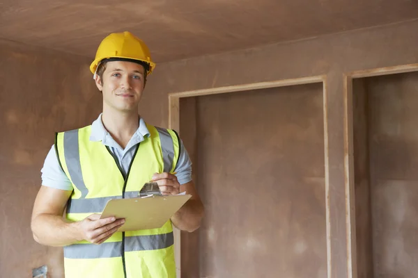 Inspector de Edificios Mirando Nueva Propiedad — Foto de Stock