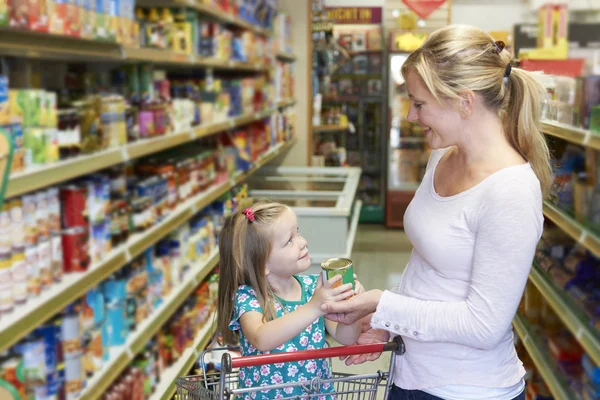 Мати і дочка покупки в супермаркеті разом — стокове фото