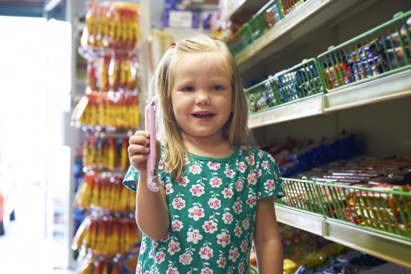 Šťastné dítě v Candy pult ze supermarketu — Stock fotografie