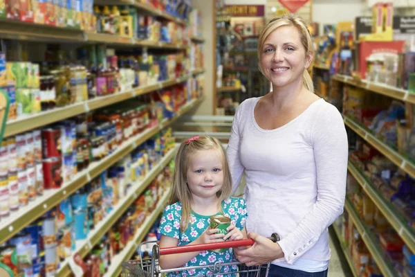 Portrét matka a dcera v supermarketu — Stock fotografie