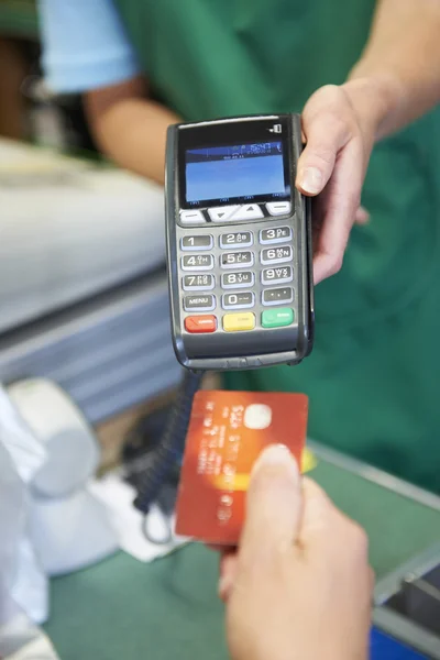 Cliente che utilizza la macchina della carta di credito per pagare nel supermercato — Foto Stock