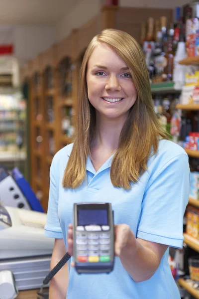 Kobieta telekonsultanta posiadania karty kredytowej maszyna — Zdjęcie stockowe