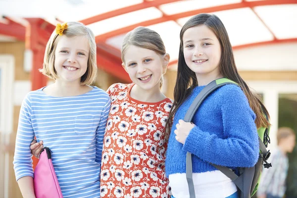 Gruppe von Mädchen steht mit Büchertaschen vor der Schule — Stockfoto