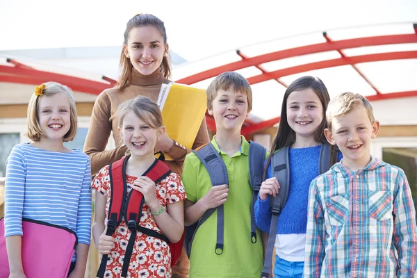 Ragazza nel parco giochi della scuola mangiare frutta fresca — Foto Stock