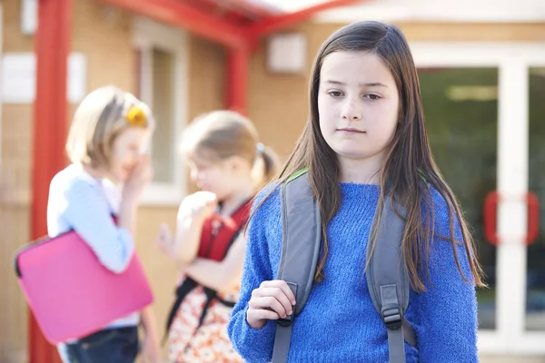 Infeliz chica siendo chismoso acerca de por escuela amigos — Foto de Stock