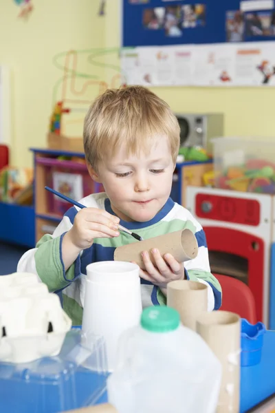 Мальчик строит модель Junk в классе Pre School — стоковое фото