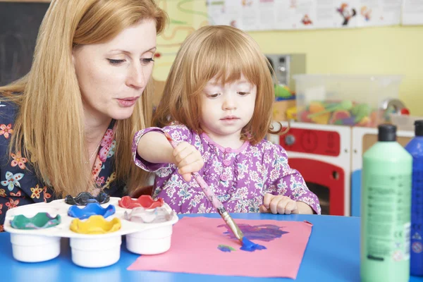 Leraar helpen Pre School kind In de kunst klas — Stockfoto