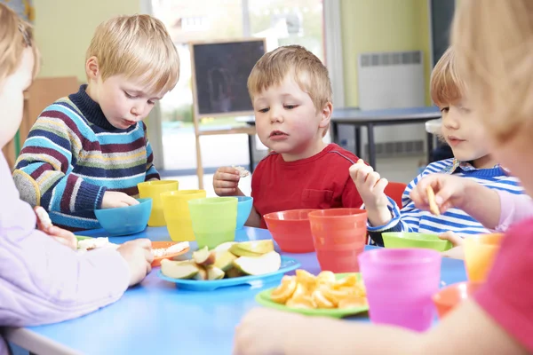 Niños en edad preescolar comiendo bocadillos saludables en el descanso — Foto de Stock