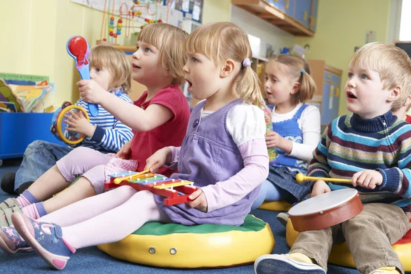 Groupe d'enfants d'âge préscolaire participant à une leçon de musique — Photo