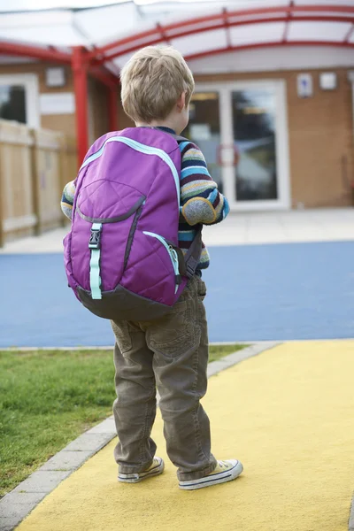 Criança indo para a escola usando mochila — Fotografia de Stock