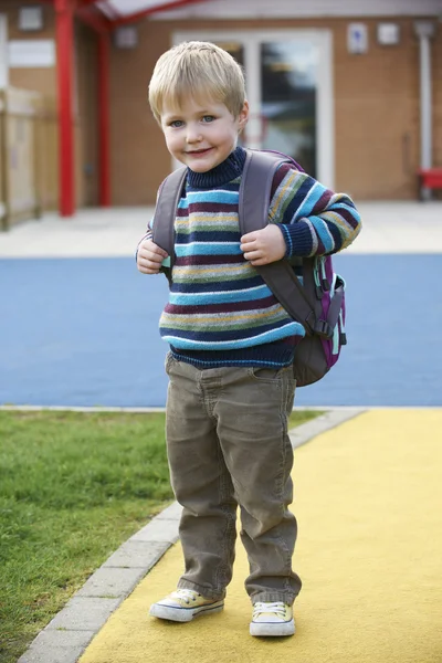 小男孩去上学穿的背包 — 图库照片
