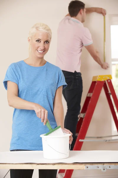 Casal jovem decoração casa juntos — Fotografia de Stock