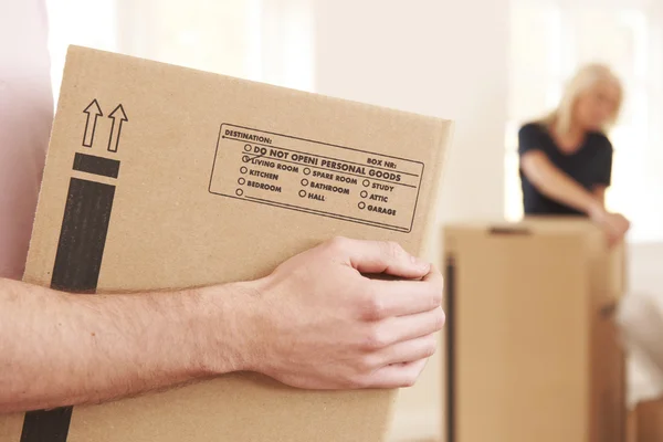 Fechar de homem transportando caixa para casa nova — Fotografia de Stock