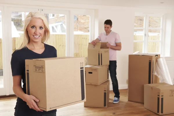 Young Couple Unpacking Boxes In New Home — Stock Photo, Image