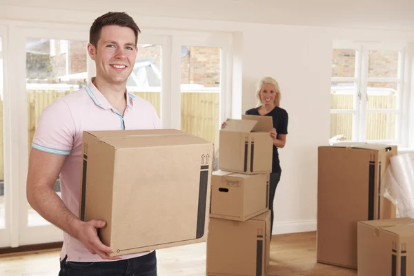 Casal jovem se movendo para uma nova casa — Fotografia de Stock