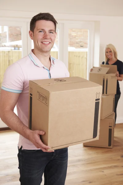 Young Couple Moving Into New Home — Stock Photo, Image