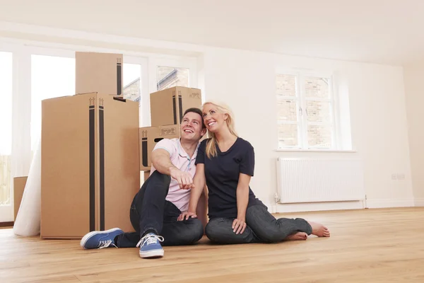 Casal se movendo para uma nova casa juntos — Fotografia de Stock