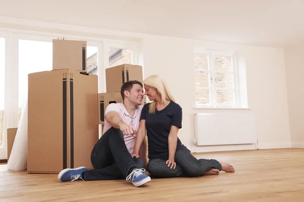 Jeune couple emménageant ensemble dans une nouvelle maison — Photo